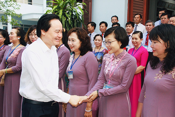 Bộ trưởng Bộ GD-ĐT Phùng Xuân Nhạ thăm hỏi cán bộ, nhân viên Sở GD-ĐT trong lần đến thăm ngày 6-5