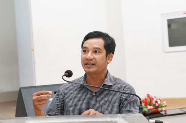 Thầy giáo Trịnh Văn Vi phát biểu tại buổi tọa đàm
