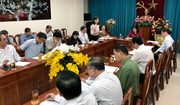 Phó giám đốc Sở GD-ĐT Trương Thị Kim Huệ báo cáo về quá trình chuẩn bị kỳ thi