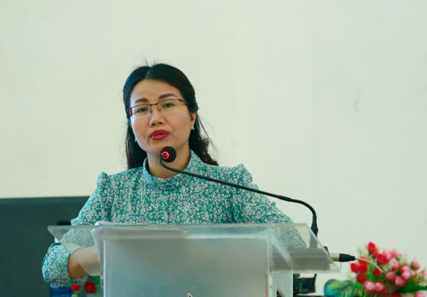 Bà Cao Thị Xuyến, Hiệu trưởng Trường THPT Sông Ray, huyện Cẩm Mỹ, phát biểu tại buổi tọa đàm