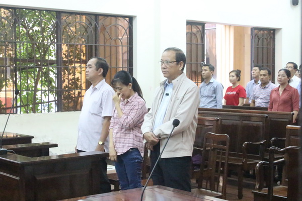 Các bị cáo tại tòa (từ trái qua: Bị cáo Tùng, Ngọc, Trinh)