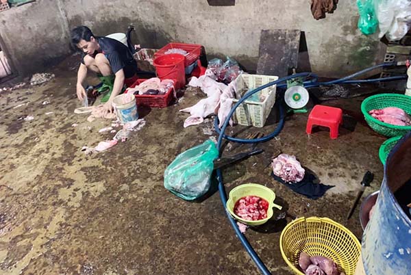 Một cơ sở giết mổ heo trái phép ở phường Long Bình (TP.Biên Hòa) bị công an phát hiện không đảm bảo vệ sinh an toàn thực phẩm.  Ảnh công an cung cấp