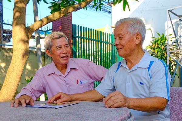Ông Lê Thanh Huyền (phải) trò chuyện cùng tác giả. Ảnh: Đăng Tùng