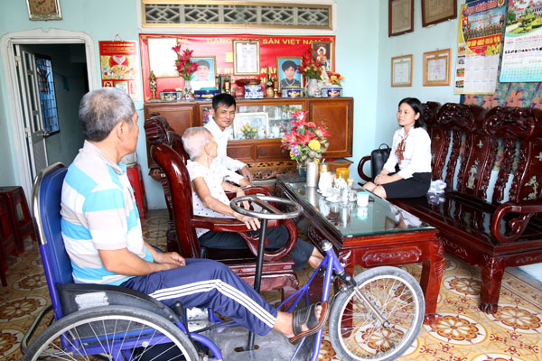 Chị Lê Thị Thương đến tận nhà dân ở KP.2, phường Trảng Dài (TP.Biên Hòa) để tuyên truyền, giải thích về chính sách bảo hiểm xã hội, bảo hiểm y tế của Nhà nước
