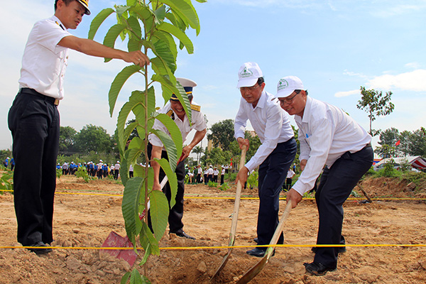 Phó chủ tịch UBND tỉnh Võ Văn Chánh tham gia trồng cây sau lễ phát động.