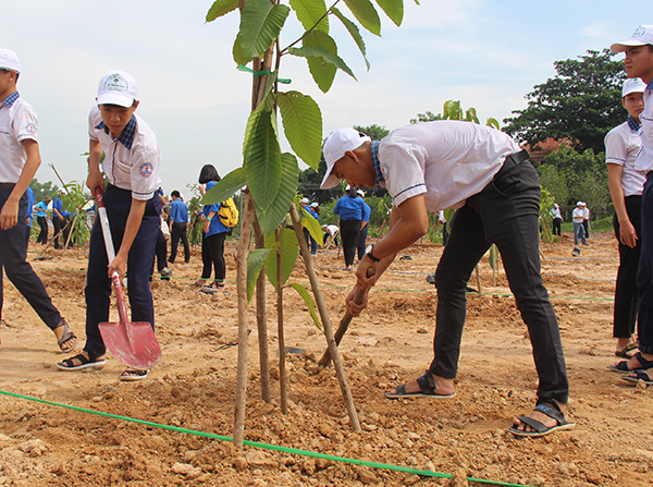 Các đoàn viên, học sinh ở huyện Nhơn Trạch hưởng ứng Tết trồng cây. 