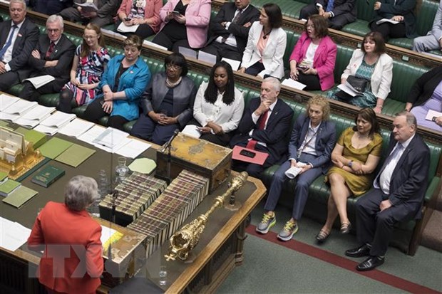 Thủ tướng Anh Theresa May (trái) trong phiên chất vấn tại Hạ viện ở London ngày 15-5-2019. (Ảnh: THX/TTXVN)