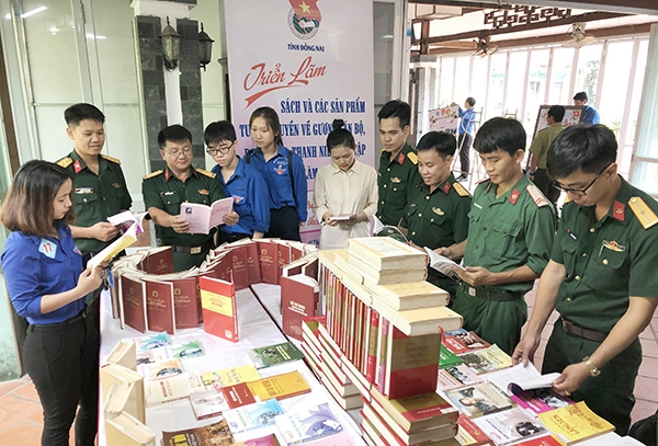 Đại biểu tham quan đọc sách về Chủ tịch Hồ Chí Minh