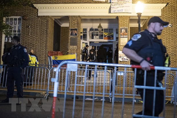 Cảnh sát Mỹ di chuyển rào chắn trước khi xâm nhập tòa nhà Đại sứ quán Venezuela ở Washington, DC đêm 13-5-2019. (Nguồn: AFP/TTXVN)