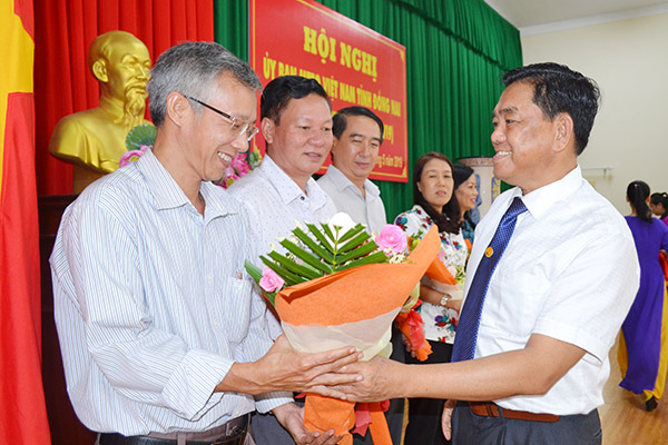 Chủ tịch Ủy ban MTTQ tỉnh Huỳnh Văn Tới tặng hoa chúc mừng các vị vừa được hiệp thương tham gia Ủy ban MTTQ tỉnh khóa VIII.