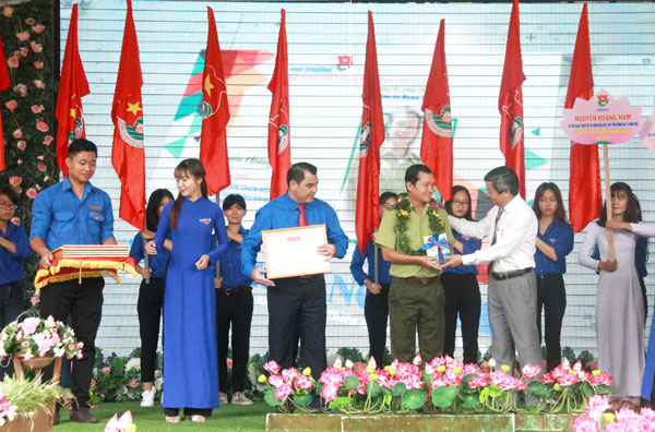 Phó bí thư thường trực Tỉnh ủy Hồ Thanh Sơn trao danh hiệu cho các gương mặt trẻ Đồng Nai tiêu biểu năm 2018 tại ngày hội. Ảnh: Công Nghĩa