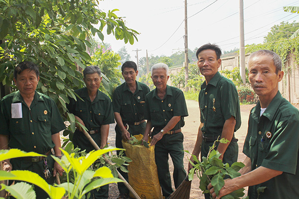 Các cựu chiến binh xã Vĩnh Tân (huyện Vĩnh Cửu) ra quân dọn dẹp vệ sinh để đường nông thôn luôn sáng - xanh - sạch - đẹp. Ảnh: Đ.Phú
