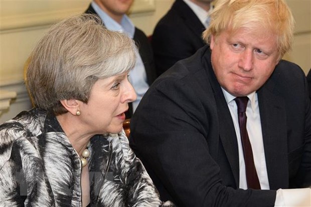 Thủ tướng Anh Theresa May (trái) và ông Boris Johnson (phải) tại cuộc họp ở London ngày 12/6/2017. (Ảnh: AFP/TTXVN)