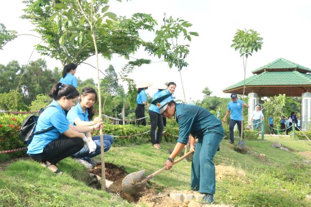 ra quân trồng cây tại Văn miếu Trấn Biên nhân kỷ niệm 129 năm ngày sinh Chủ tịch Hồ Chí Minh. (ảnh: Văn Truyên).