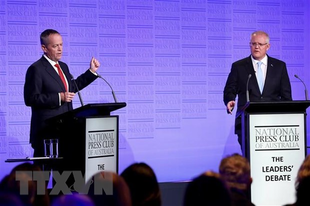 Thủ tướng Australia Scott Morrison (phải) và lãnh đạo đối lập Bill Shorten tại cuộc tranh luận trong chiến dịch vận động bầu cử liên bang ở Canberra ngày 8-5-2019. (Ảnh: AFP/ TTXVN)