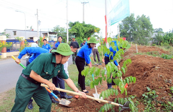 Lãnh đạo Tỉnh đoàn và huyện Tân Phú ra quân trồng cây xanh sau lễ phát động