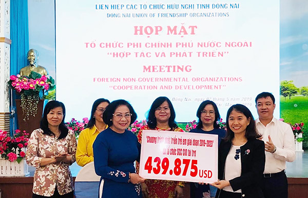 Tổ chức Saigon Children’s Charity của Anh quốc trao bảng tượng trưng tài trợ trị giá 439.875 USD cho tỉnh Đồng Nai