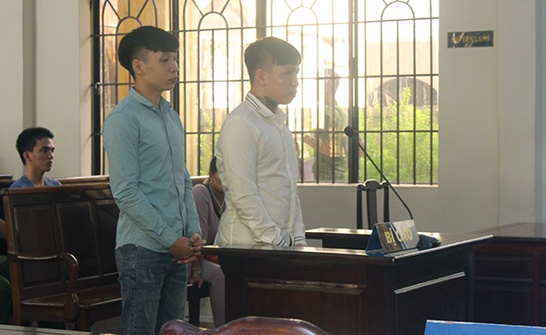 2 bị cáo Tạ Danh Tiềm (trái) và Nguyễn Thành Đạt tại phiên tòa 