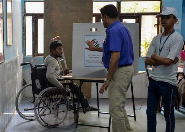 Cử tri Ấn Độ bỏ phiếu tại điểm bầu cử ở New Delhi. (Nguồn: AFP/TTXVN)