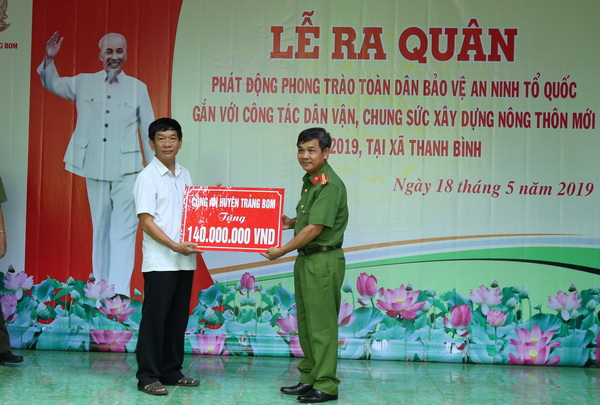 Đại tá Nguyễn Văn Hùng, Trưởng Công an huyện Trảng Bom trao tiền làm đường cho chính quyền xã Thanh Bình