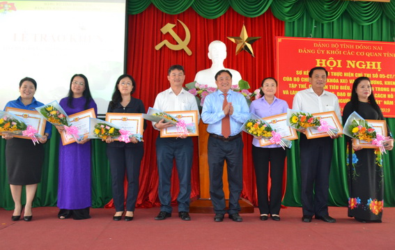 Đảng ủy Khối các cơ quan tỉnh khen thưởng các tổ chức cơ sở Đảng trong sạch vững mạnh tiêu biểu năm 2018