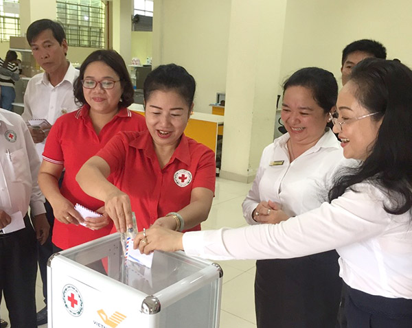 Lãnh đạo Hội Chữ thập đỏ tỉnh và Bưu điện tỉnh quyên góp tiền ủng hộ vào Thùng quỹ nhân đạo đặt tại Bưu điện tỉnh