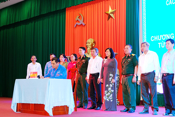 Bộ Chỉ huy quân sự tỉnh cùng với Ban Dân vận Tỉnh ủy, Công an tỉnh, Hội chữ thập đỏ tỉnh và các đoàn thể chính trị xã hội tỉnh ký kết phối hợp thời gian tới.
