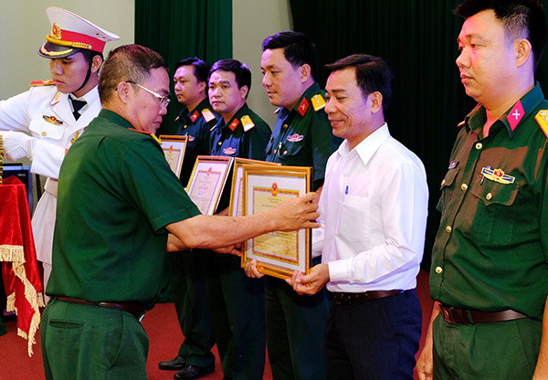 Đại tá Trần Văn Khương, Phó Chính ủy Bộ Chỉ huy quân sự tỉnh trao giấy khen cho 41 cá nhân, 39 tập thể có thành tích xuất sắc trong công tác phối hợp thời gian qua.