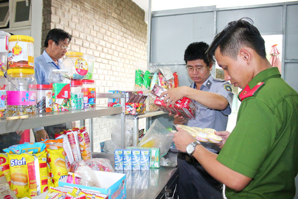 Thành viên đoàn kiểm tra liên ngành kiểm tra nhãn mác các loại sản phẩm, thực phẩm tại một cơ sở kinh doanh ở TP.Biên Hòa. Ảnh: Hạnh Dung