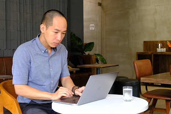 Anh Hà Vũ Bảo Giang với công việc thường ngày. Ảnh: M.Thành