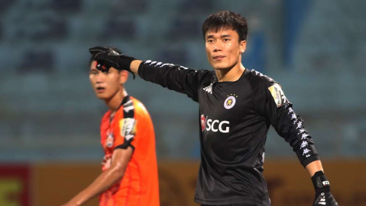 Bùi Tiến Dũng mắc sai lầm khiến Hà Nội FC thua bàn ngay trong ngày ra mắt
