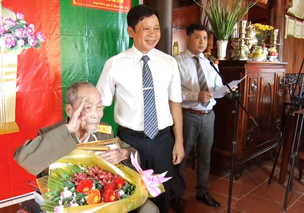Đ/C Nguyễn Đức Thạnh trao huy hiệu 70 năm tuổi Đảng cho Đ/C Nguyễn Văn Thành