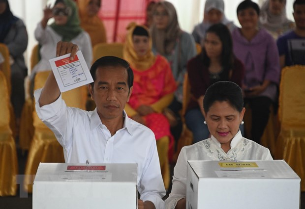 Tổng thống Indonesia Joko Widodo (trái) bỏ phiếu tại điểm bầu cử Tổng thống ở Jakarta ngày 17-4-2019. (Nguồn: AFP/TTXVN)