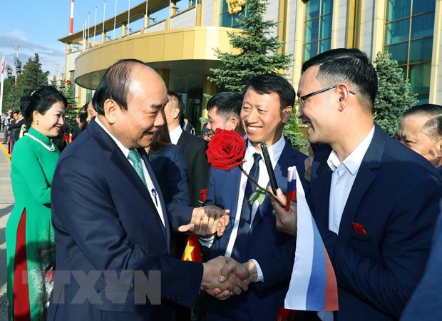  Các đại biểu, kiều bào đón Thủ tướng Nguyễn Xuân Phúc và Phu nhân tại sân bay. (Ảnh: Thống Nhất/TTXVN)