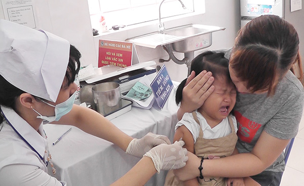 Cơ quan chức năng tổ chức tiêm phòng vaccine sởi cho trẻ trong độ tuổi trong tỉnh.