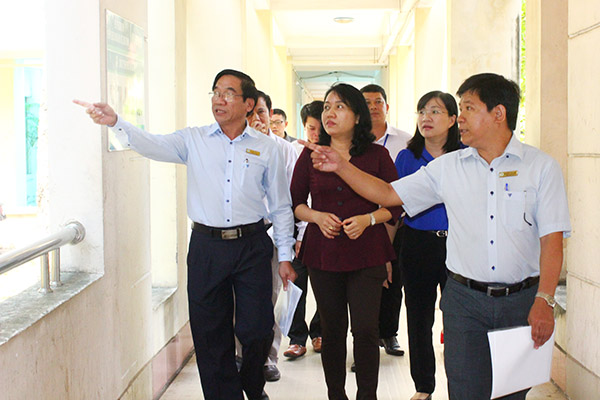 Đoàn giám sát đi thực tế kiểm tra quy trình khám chữa bệnh cho người dân tham gia BHYT tại Bệnh viện đa khoa khu vực Long Thành.