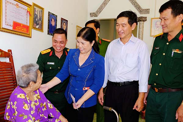 Lực lượng vũ trang tỉnh cùng các ban, ngành, đoàn thể tỉnh và huyện Long Thành thăm Bà mẹ Việt Nam anh hùng Nguyễn Thị Hiểu trong đợt công tác dân vận tại xã Long An (huyện Long Thành) tháng 4-2019