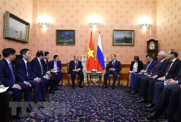  Thủ tướng Nguyễn Xuân Phúc và Thủ tướng Liên bang Nga Dmitri Medvedev gặp hẹp. (Ảnh: Thống Nhất/TTXVN)