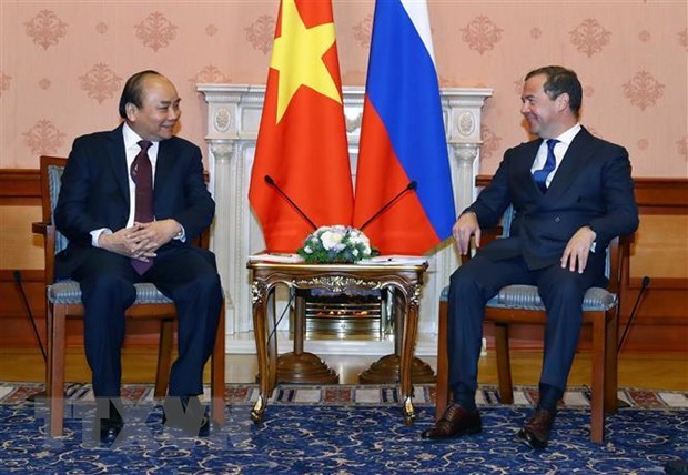  Thủ tướng Nguyễn Xuân Phúc và Thủ tướng Liên bang Nga Dmitri Medvedev gặp hẹp. (Ảnh: Thống Nhất/TTXVN)