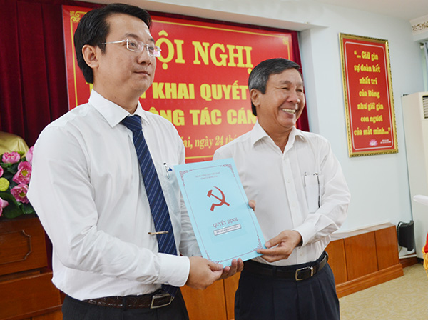 Phó bí thư thường trực Tỉnh ủy Hồ Thanh Sơn, trao Quyết định chuẩn y cho đồng chí Đỗ Khôi Nguyên…