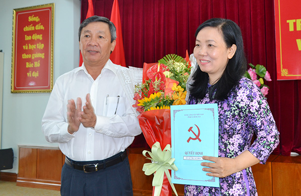 Phó bí thư thường trực Tỉnh ủy Hồ Thanh Sơn, trao Quyết định cho đồng chí Lê Thị Cát Hoa.