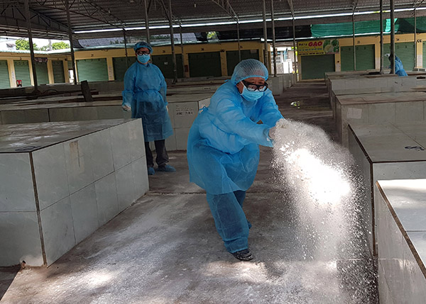 Ra quân tiêu độc khử trùng tại khu vực chợ Phan Bội Châu (xã Bàu Hàm 2, huyện Thống Nhất) ngay sau lễ phát động.