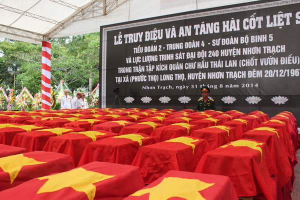 Thượng tá Đoàn Công Tâm, nguyên Trưởng ban Chính sách Bộ Chi huy quân sự tỉnh bên hài cốt liệt sĩ hy sinh tại xã Long Thọ (huyện Nhơn Trạch)