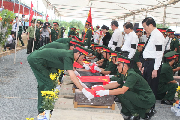 Các đồng chí nguyên lãnh đạo Đảng, Nhà nước tiễn đưa hài cốt liệt sĩ hy sinh tại xã Long Thọ (huyện Nhơn Trạch) về Đài liệt sĩ huyện