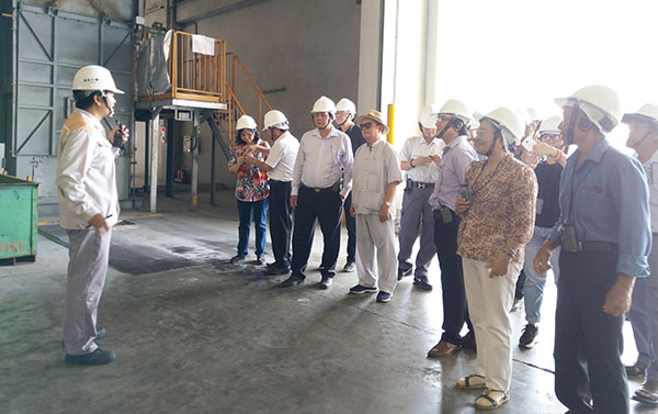 Văn nghệ sĩ Đồng Nai tham gia trại sáng tác Hội nhập và phát triển 2019 tìm hiểu hoạt động tại Công ty TNHH sản xuất toàn cầu Lixil Việt Nam (KCN Long Đức, huyện Long Thành)