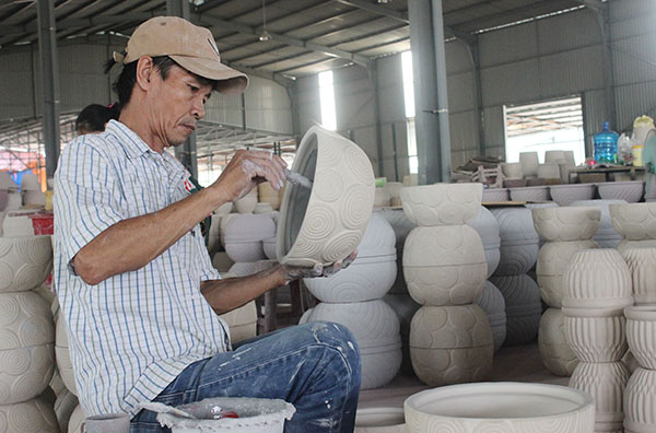 Sản xuất gốm xuất khẩu tại Cụm công nghiệp gốm sứ Tân Hạnh xã Tân Hạnh (TP.Biên Hòa)