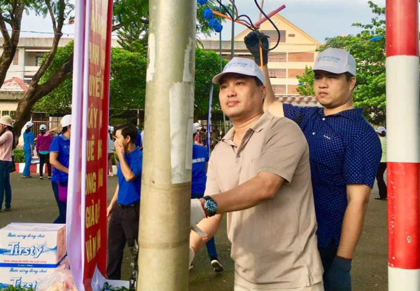 Chủ tịch UBND TX.Long Khánh Hồ Văn Nam cùng người dân làm vệ sinh đường phố