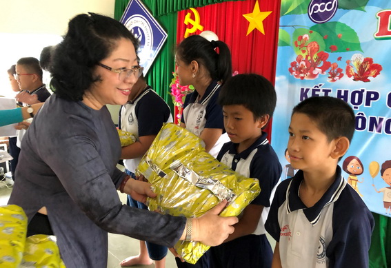 Giám đốc Sở GD-ĐT Huỳnh Lệ Giang trao quà cho học sinh giỏi và tiên tiến của Trung tâm nuôi dạy trẻ khuyết tật