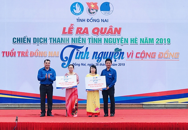 Bí thư Tỉnh đoàn Nguyễn Cao Cằng tặng bảng biểu trưng công trình khu vui chơi ngoài trời cho 2 trường mầm non tại TP.Biên Hoà.