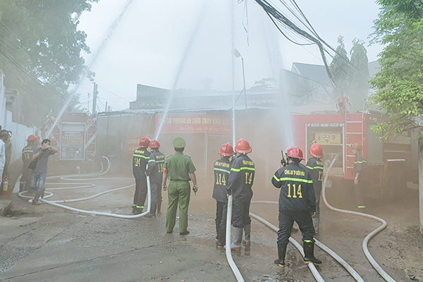 Công an TP.Biên Hòa phối hợp thực tập phương án chữa cháy và cứu nạn cứu hộ tại Khu phố 7, phường Hố Nai.